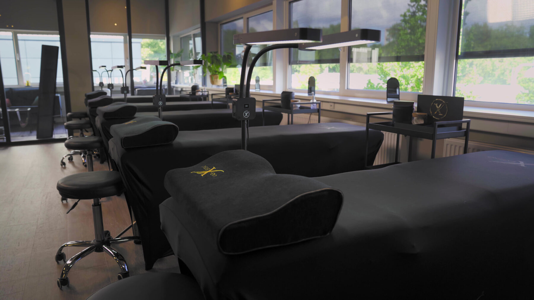 Trainingsruimte van de Lash eXtend Academy met behandelbedden