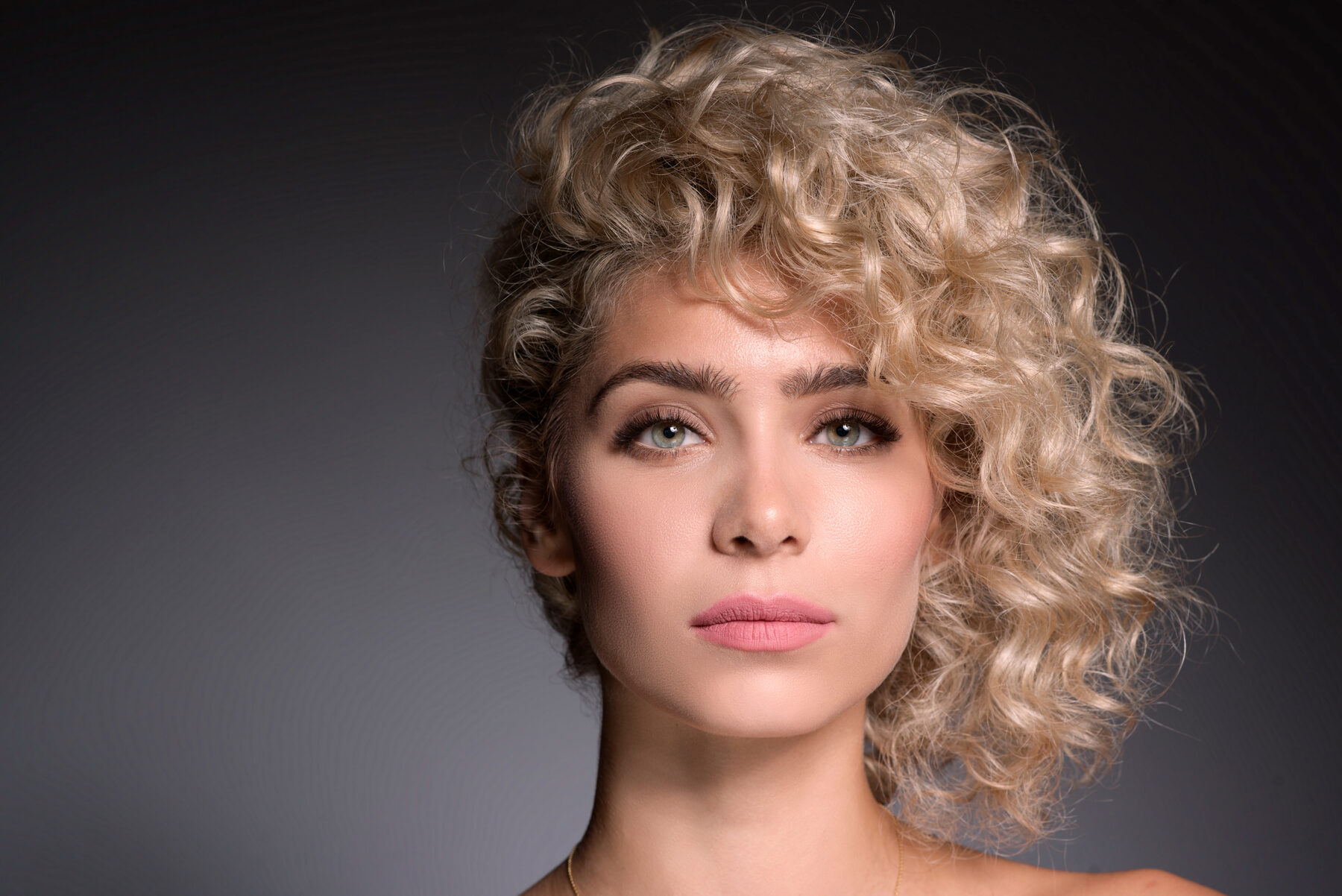 Model met volle wimpers en verzorgde wenkbrauwen