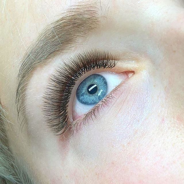 Close-up van een oog met classic wimperextensions