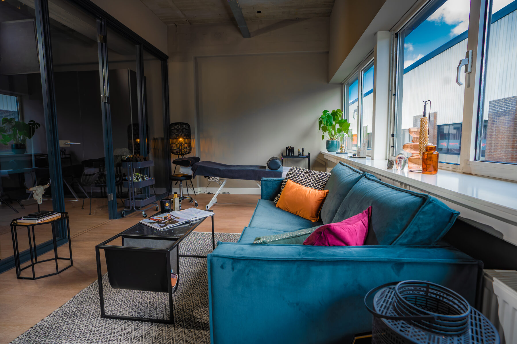 Lounge van de salon met bank en grote ramen